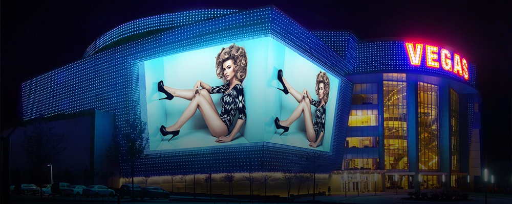 Рекламная вывеска на фасаде здания
